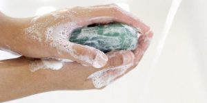 Tenyata 5 Kebiasaan Saat Mandi Ini Berdampak Buruk Bagi Kulit, loh!
