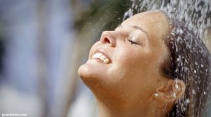 Tenyata 5 Kebiasaan Saat Mandi Ini Berdampak Buruk Pada Kulit loh!