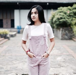 Inspirasi Outfit Simple Ke Kampus untuk Mahasiswi Baru