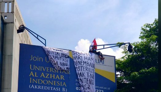 Pria Misterius Panjat Baliho Universitas Al Azhar Indonesia