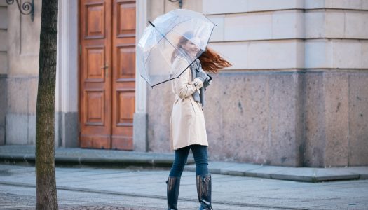 Tips Nyaman Berpakaian di Musim Hujan