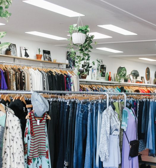 Mencari Outfit 90-an? Ini Dia Rekomendasi Thrift Shop Murmer di Instagram!
