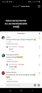 Seperti yang pepatah bilang, “Setiap pertemuan pasti ada perpisahan”. Begitu juga dengan kisah Suleyman, seorang sersan Turki dengan anak kecil yang ia beri nama Ayla. Akhir-akhir ini fyp TikTok dipenuhi dengan cuplikan Film Ayla The Daughter War yang dikemas dengan lagu-lagu sedih. Hal itu berhasil menarik simpati warga TikTok dengan komentar positifnya. Banyak dari mereka yang mengaku tidak bisa move on setelah menonton film yang rilis pada 2017 itu. Kolom komentar dari konten-konten yang membahas film ini juga ramai dengan emot sedih dan menangis. Film mengharukan ini adalah kisah nyata tentara Turki yaitu Suleyman yang dikirimkan ke Korea Selatan untuk tugas negara pada tahun 1950. Kondisi Korea Selatan saat itu sangat miris, hancur lebur karena serangan dari Korea Utara. Suatu malam saat Suleyman dan tentara lainnya menyusuri hutan, ia menemukan seorang anak kecil yang sedang menangis di antara tumpukan mayat. Suleyman membawa anak kecil itu ke basecamp dan ia beri namya Ayla yang memilki makna sinar bulan. Ayla dirawat dengan baik oleh Suleyman dan teman-temannya, bahkan Suleyman sudah menganggap Ayla seperti anak kandungnya. Padahal kala itu Suleyman belum berkeluarga, tapi kasih sayangnya kepada Ayla begitu besar. Kebersamaan mereka juga membuat Ayla akhirnya bisa berkomunikasi menggunakan bahasa Turki. Setelah satu tahun bersama, di tahun 1951 penugasan Suleyman telah selesai dan harus kembali ke Turki. Ini adalah scene yang bisa dibilang sangat menusuk hati dan menyakitkan. Suleyman dengan terpaksa harus meninggalkan anak kesayangannya itu. Bisa kita bayangkan betapa patah hatinya mereka berdua. Suleyman sudah melalukan cara agar Ayla bisa ia bawa pulang ke Turki. Namun, hal itu gagal. Sebelum benar-benar meninggalkan Ayla untuk kembali ke Turki Suleyman berjanji dihadapan Ayla yang sudah sesegukan, jika nanti mereka akan bertemu lagi. “Aku akan kembali untukmu, mengerti? Aku akan kembali, dan kita tak akan terpisahkan”. Tidak hanya itu, perkataan Suleyman yang begitu membekas adalah saat ia mengatakan, “Ayah berjuang untuk anak-anak mereka. Mereka hidup untuk memenuhi janji. Aku akan kembali. Aku janji”. Suleyman menikah dengan gadis bernama Nimet pilihan orang tuanya. Sebenarnya ia telah memiliki kekasih selama bertugas di Korea. Namun, kekasihnya memilih untuk menikah dangan pria lain karena merasa Suleyman lebih mementingkan Ayla ketimbang dirinya. Setelah menikah, Suleyman mencoba mencari keberadaan Ayla dengan segala cara, tapi hasilnya nihil. Setelah 60 tahun kemudian, akhirnya takdir berhasil mempertemukan Ayah dan anak itu kembali. Suleyman berhasil menepati janjinya sebagai seorang Ayah kepada Ayla. Happy Ending!