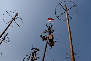 Sejarah di Balik Lomba Panjat Pinang : Simbol Penindasan pada Masa Penjajahan?