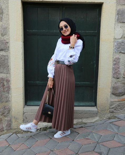 Intip, 4 Outfit Hijab Dengan Menggunakan Perpaduan Rok