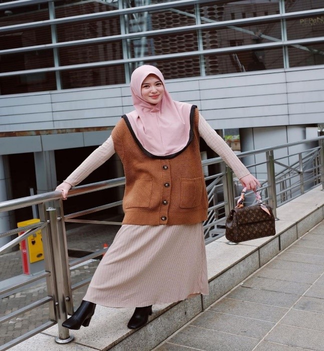 Lihat Inspirasi 5 Style Outfit Hijab  ala KOREA ini Yuk!