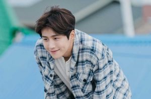 Inspirasi Gaya Fashion Pria dari Serial Drama Korea Hometown Cha-Cha-Cha