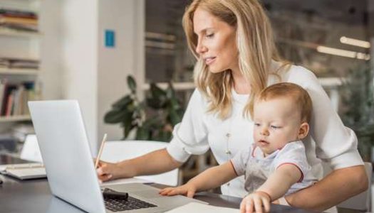 Alasan Ibu Bekerja Tetap Bisa Lebih Dekat dengan Anak