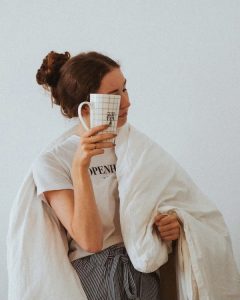 Ingin Wajah Tampak Glowing dan Bercahaya? Rutin Lakukan Hal Ini di Pagi Hari!