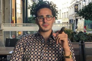 Berkat Film "The Tinder Swindler" Simon Leviev Resmi Diblokir Tinder